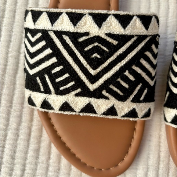 Haute Hippie Women’s Slide Boho Sandals Size 6 Black and Ivory Aztec Print - Picture 4 of 11